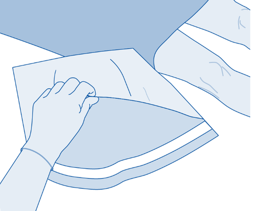 Mano che apre un foglietto illustrativo piegato a met&agrave; mostrando il contenuto interno del documento