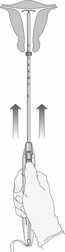 Dispositivo autoiniettante con ago visibile tenuto in mano, frecce indicano la direzione di pressione per l
