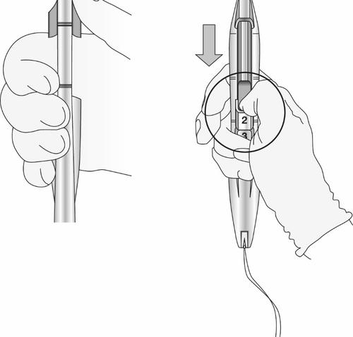 Mano che tiene un dispositivo per iniezione con ago visibile e freccia che indica la direzione di pressione