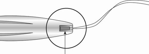 Penna per iniezione con ago sottile inserito e dettaglio ingrandito del punto di iniezione con freccia indicatrice