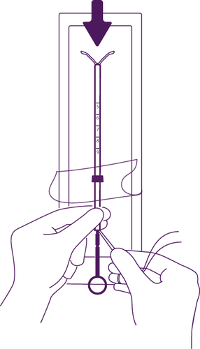 Dispositivo intrauterino a forma di spirale tenuto da una mano con indicazioni di profondit&agrave; numerate e manico inferiore