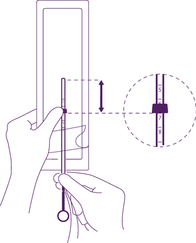 Mano che tiene una siringa con scala graduata da 5 a 8, freccia nera indica direzione di iniezione e ingrandimento del dettaglio