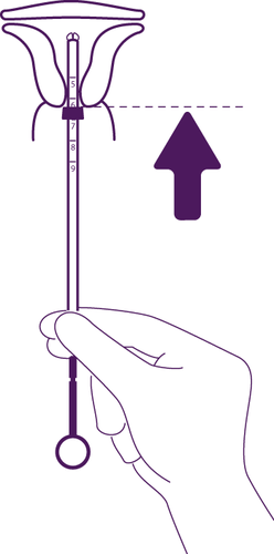 Mano che tiene un dispositivo penna per iniezione con scala graduata e ago, freccia verso l