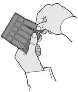 Mani che estraggono una compressa dalla confezione blister grigia a rettangoli multipli