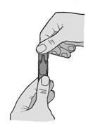 Mano che afferra una penna per insulina con l