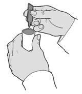 Mano che tiene un dispositivo per iniezione auto-iniettabile su un braccio fasciato da benda bianca