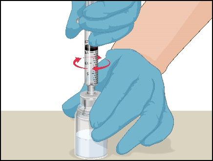 Mani con guanti blu che estraggono farmaco da un flaconcino trasparente con una siringa graduata ruotando il pistone