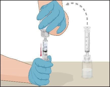 Mano con guanto blu che tiene una siringa preriempita e un adattatore, freccia rossa indica l