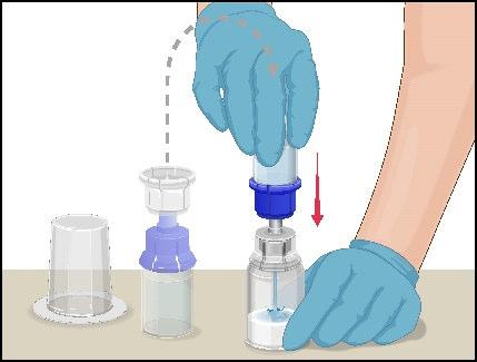 Mano con guanto che avvita un dispositivo a una fiala contenente liquido, con un contenitore vuoto accanto e una freccia rossa indicante la direzione