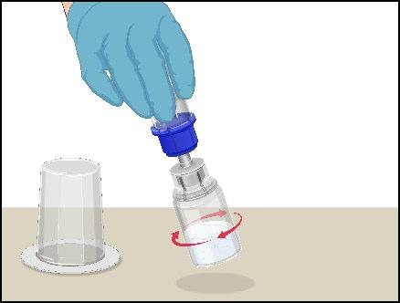 Mano con guanto blu che ruota un flaconcino medicinale trasparente sopra un contenitore cilindrico aperto