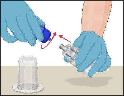 Mano con guanto che ruota un cilindro di vetro collegato a una siringa sopra un bicchiere trasparente con freccia rossa
