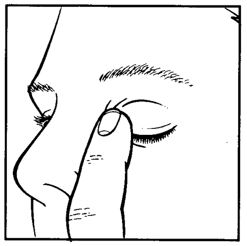 Profilo di un volto con dito che tira delicatamente verso il basso la palpebra inferiore dell