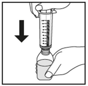 Siringa trasparente con stantuffo graduato che aspira liquido da una fiala attraverso un adattatore di gomma freccia nera indica la direzione
