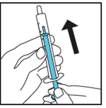 Siringa pre-riempita con liquido blu tenuta da una mano, stantuffo in posizione retratta e freccia nera che indica la direzione di iniezione