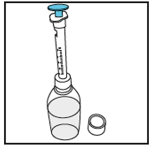 Siringa preriempita con stantuffo blu e guaina protettiva rimossa, accanto ad un anello di gomma nero
