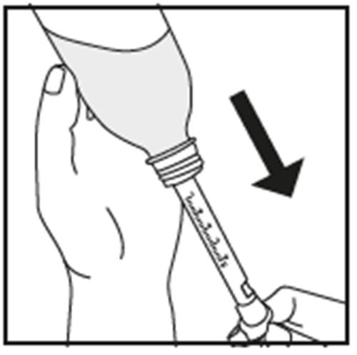 Mano che tiene una penna iniettabile con ago esposto e freccia nera che indica la direzione di iniezione