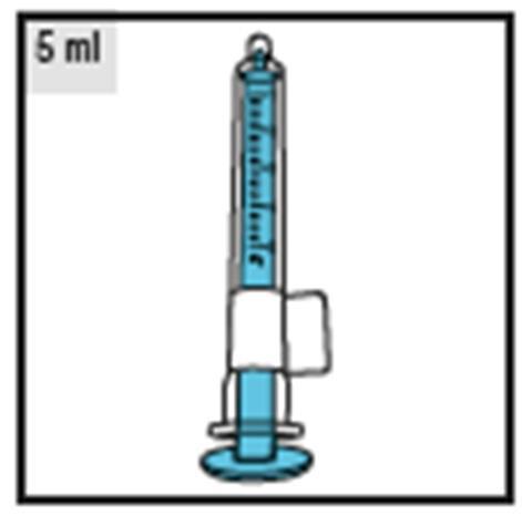 Siringa graduata da 5 ml con stantuffo azzurro e tappo protettivo inferiore trasparente