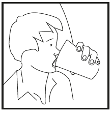 Paziente che assume il farmaco liquido tramite un contenitore cilindrico stretto alla bocca