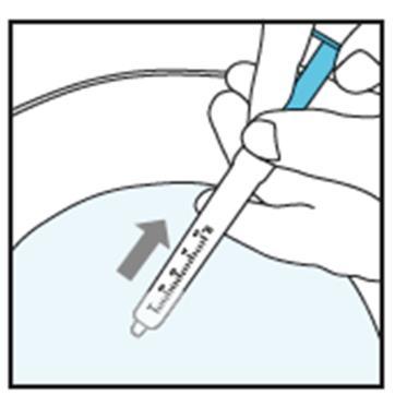 Mano che inserisce un ago sottocutaneo in un lembo di pelle, freccia grigia indica la direzione dell