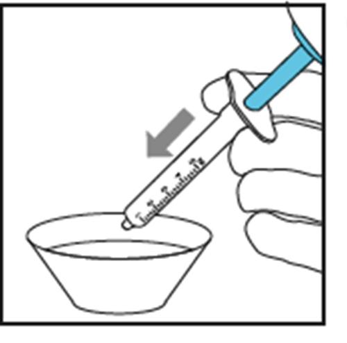 Mano che tiene una siringa sopra una ciotola con liquido trasparente, freccia grigia indica direzione verso il basso