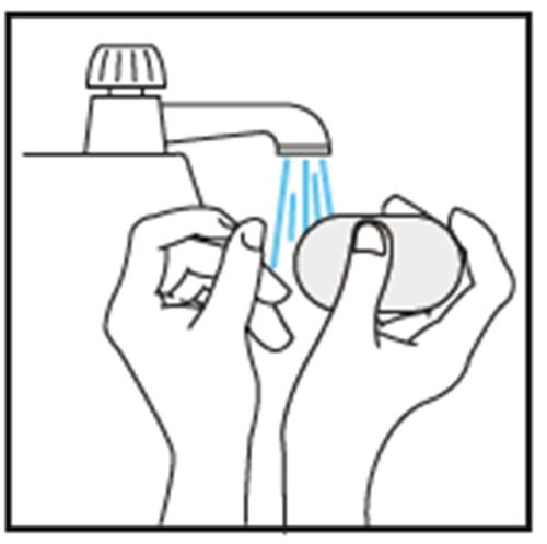Mani che si lavano sotto un getto d