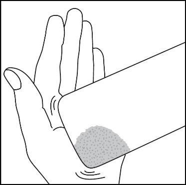 Mano che preme sulla zona di iniezione sottocutanea sul braccio con un tampone di cotone grigio