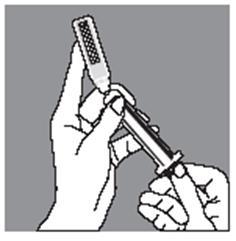 Mano che afferra un dispositivo autoiniettante con l