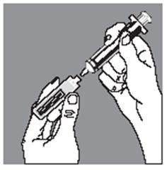 Mano che tiene una siringa preriempita con ago rivolto verso l