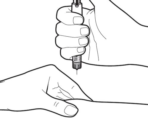 Mano che tiene una siringa preriempita inclinata, con l