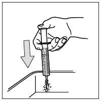 Mano che tiene una siringa preriempita con una freccia grigia che indica la direzione di inserimento dell