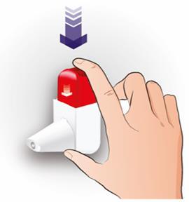 Mano che preme il pulsante rosso di un dispositivo inalatorio bianco con freccia rivolta verso il basso