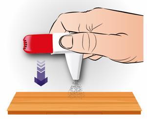 Mano che preme un dispositivo autoiniettante bianco e rosso su una superficie marrone con freccia verso il basso