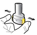 Mano che tiene un dispositivo autoiniettante bianco e giallo con frecce grigie che indicano la direzione di rotazione