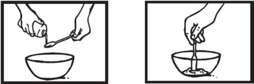 Mano che mescola una polvere bianca in una ciotola con un bastoncino, mostrando la preparazione di una soluzione liquida