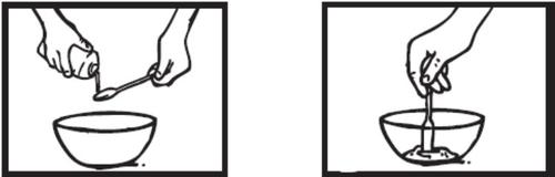 Preparazione del farmaco in polvere con spatola e contenitore cilindrico in due fasi successive