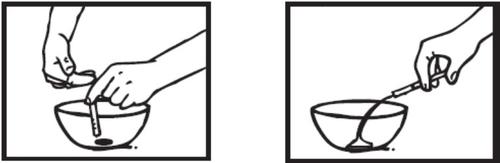 Mano che prepara una soluzione iniettabile mescolando un flaconcino con un liquido in una ciotola con un bastoncino