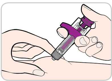 Mano che tiene un dispositivo per iniezione autoiniettante con ago inserito nella pelle del braccio