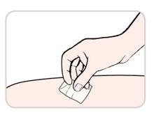 Mano che applica un cerotto adesivo bianco su una zona di pelle chiara e liscia