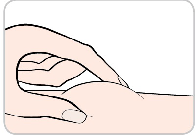 Mano che tiene una siringa con ago rivolto verso l