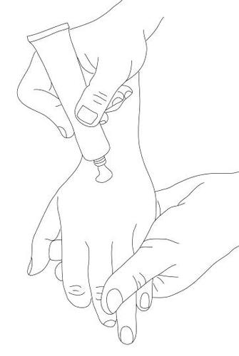 Mano che applica una crema o unguento su un