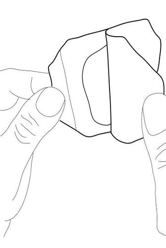 Mani che aprono una bustina sigillata con una linguetta bianca per l