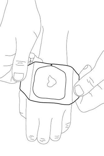 Cerotto medicato quadrato applicato sulla pelle tenuto da due mani con una goccia al centro