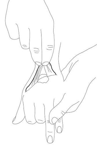 Mano che afferra una fiala di vetro trasparente con un