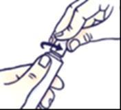 Mano che stringe una penna iniettabile con ago visibile e freccia curva che indica la direzione di inserimento nella pelle