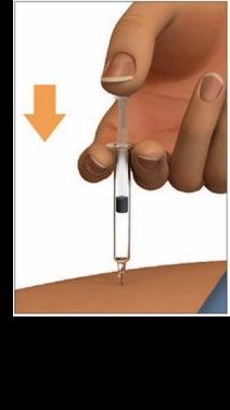 Mano che tiene una siringa preriempita con farmaco trasparente, ago inserito nella pelle beige, freccia arancione indica la direzione