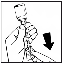 Mano che tiene una siringa piena collegata a una fiala trasparente con una freccia nera che indica la direzione dell