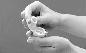 Mano che tiene un dispositivo medico bianco a forma di cono con un connettore, preparazione all