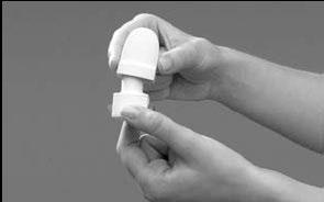 Mano che tiene un dispositivo medico bianco a forma di cilindro con un