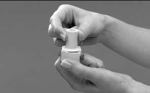 Mano che tiene un dispositivo medico bianco cilindrico con un