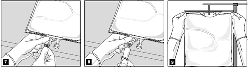 Mani che aprono una busta sigillata con tacche, mostrando il contenuto e poi l